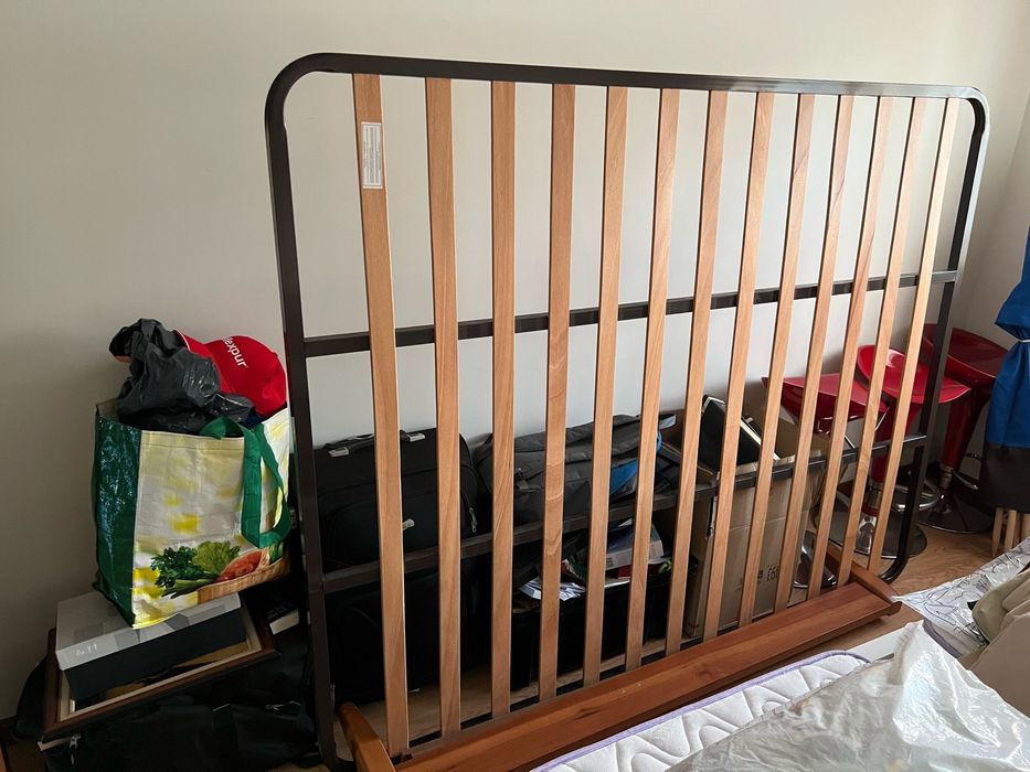 Cama casal (200x160) + estrado+ comoda+ mesa de cabeceira