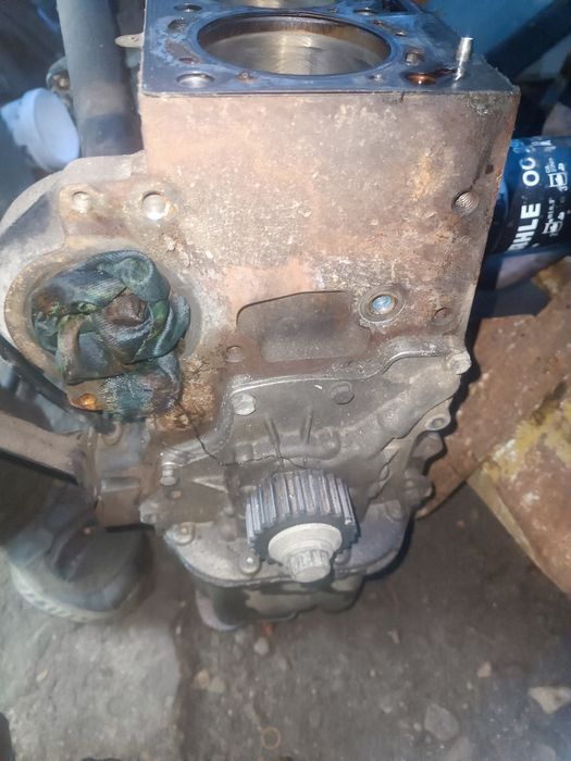 Двигун AZD Volkswagen Golf 1,6 audi 1,6 BCB seat 1,6 блок пеньок