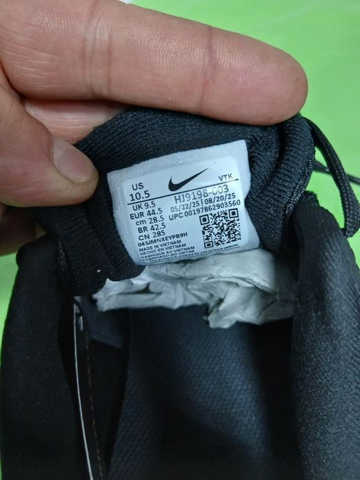 чоловічі бігові кросівки Nike Revolution 8 Black (артикул HJ9198-003).