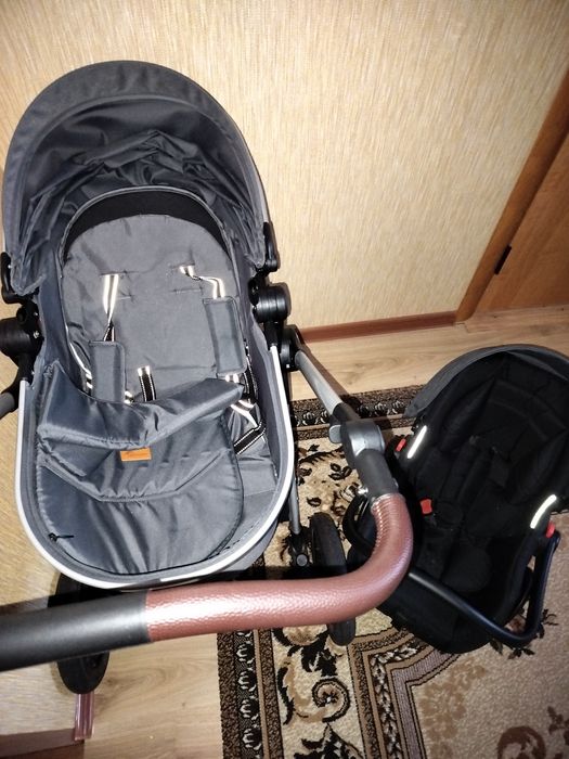 Універсальна коляска-трансформер