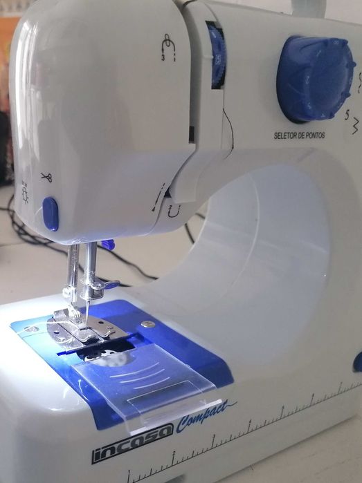 Máquina costura portátil Incasa 220v e pilhas