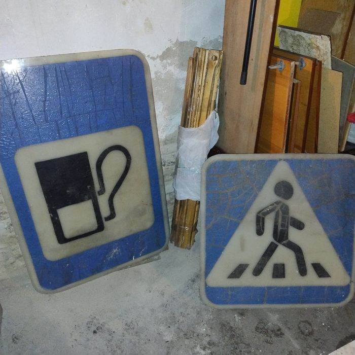 долрожні знаки на пластику