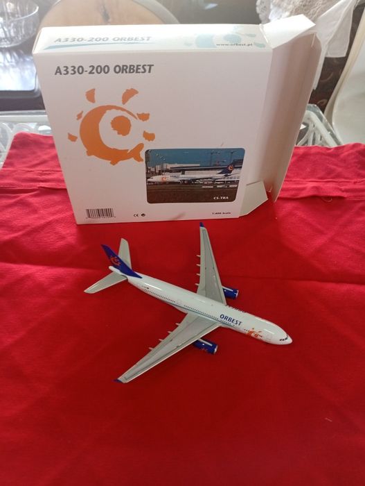 Avião em ferro a escala de1/400 com caixa