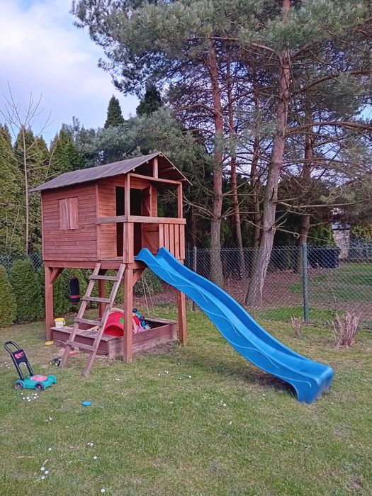 Domek drewniany ze zjeżdżalnią