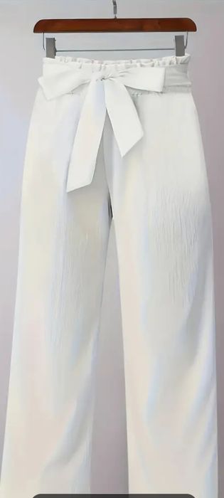 Biale spodnie eleganckie z kokardą L