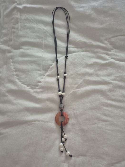 Colar com pedra e pérolas