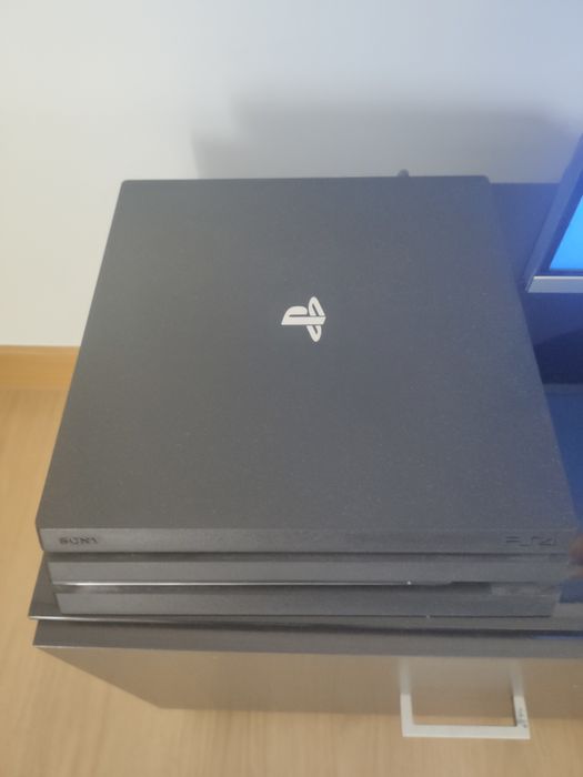 Playstation 4 Pro com disco com 2 TB e 2 comandos originais
