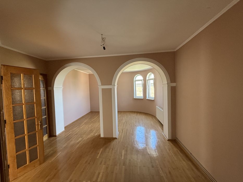 Продається просторий будинок