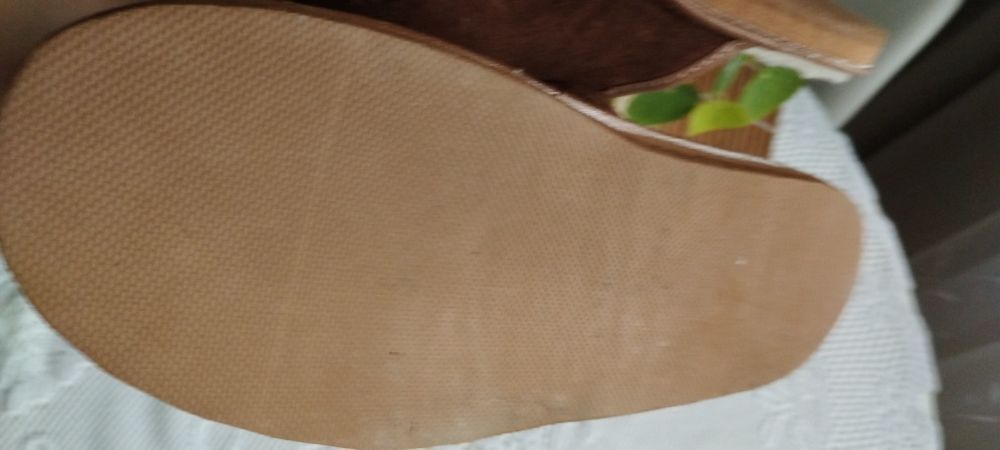 Pantofle na wysokie podbicie i opuchnięte stopy