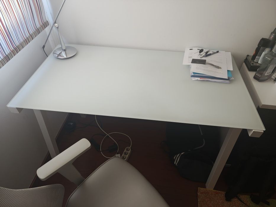 Secretaria e cadeira articulada