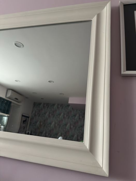 Duze lustro w bialej grubej ramie