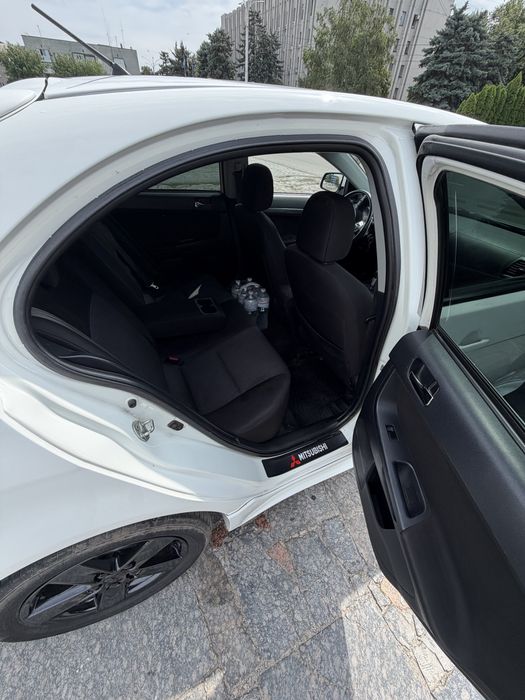 Mitsubishi lancer 10