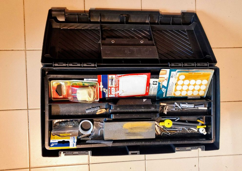 Caixa de ferramentas Curver com diversas ferramentas incluídas