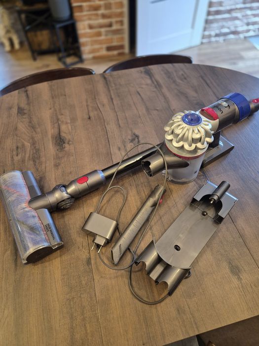 Dyson v8 używany