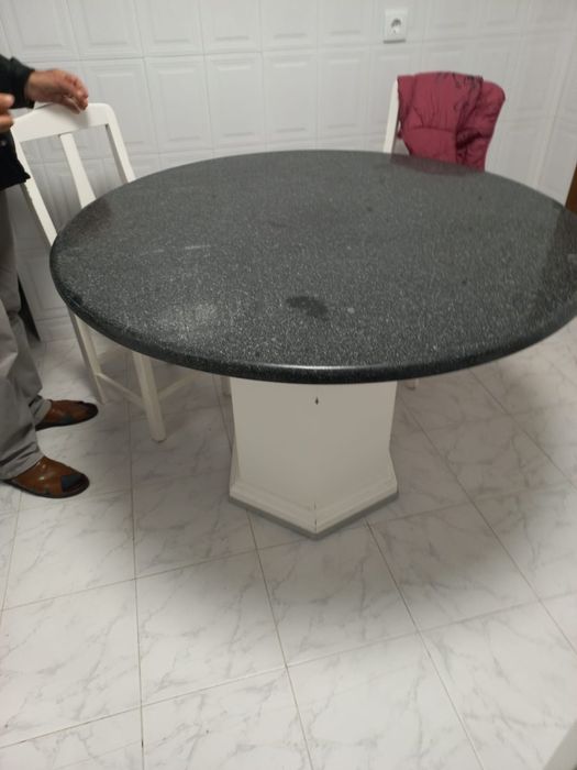 Mesa com tampo em pedra