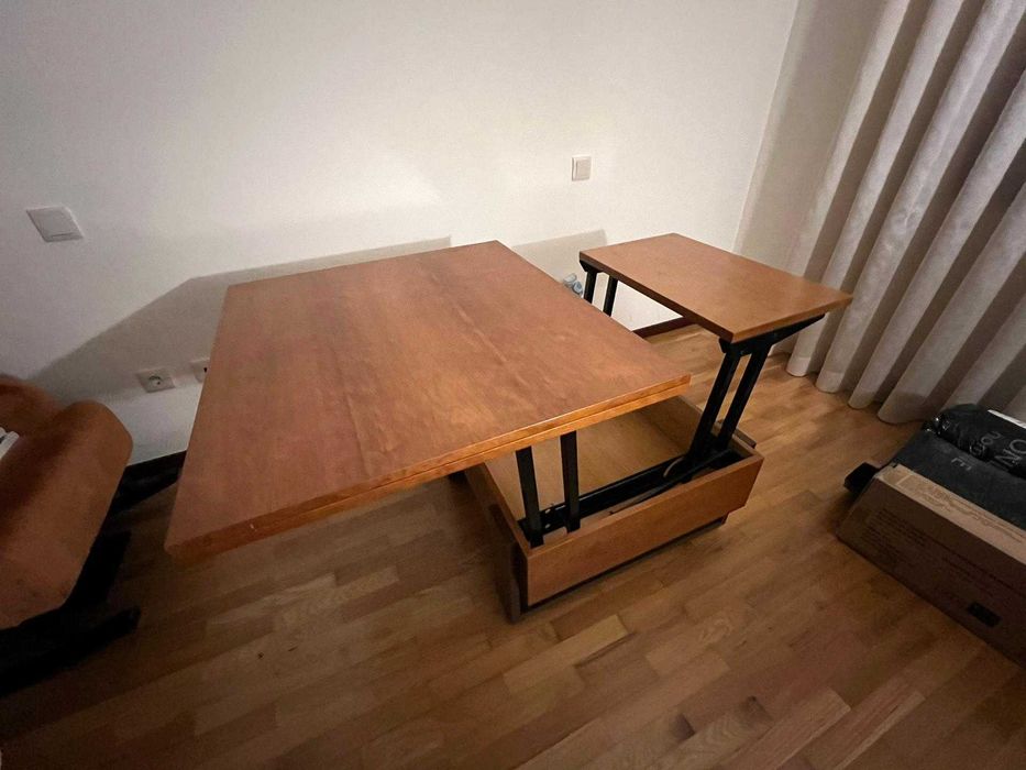 Espetacular mesa de centro que se transforma numa mesa de refeição.