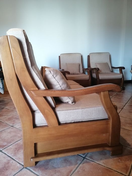 Sofás beje com almofadas