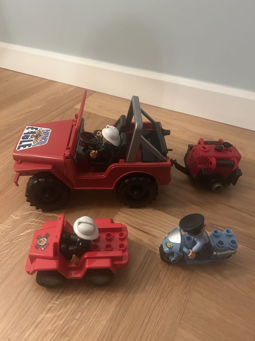 Auta - zestaw (duże auto Bruder plus małe auto plus ludziki)