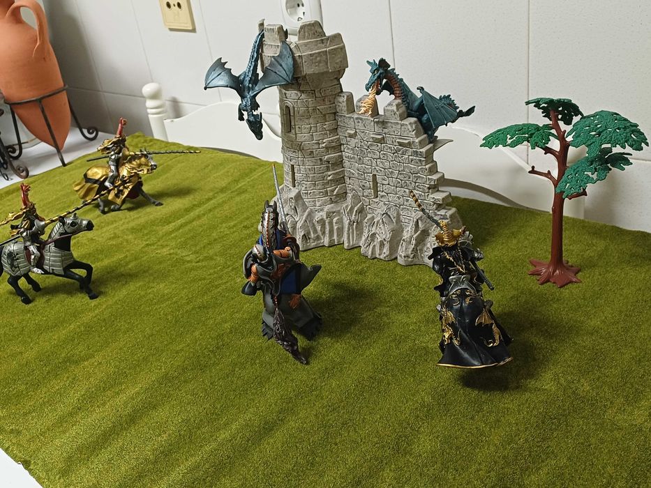 Muralha com 2 dragões  e 4 cavaleiros medievais e árvore