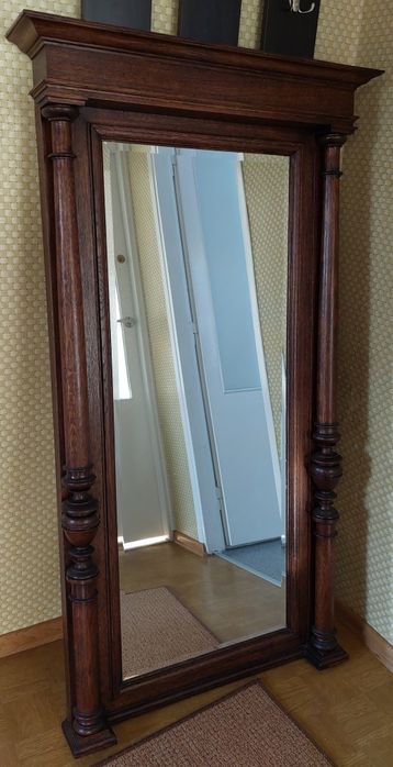 Lustro w drewnianej ramie