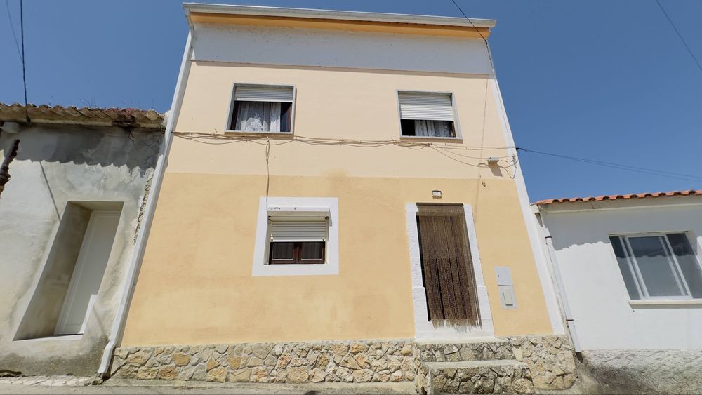 Moradia T5+1 com Vista Desafogada, Anexo Independente e Excelente Potencial | Lourinhã
