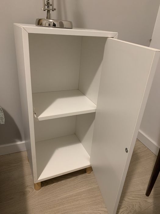 Duas mesas de cabeceira brancas