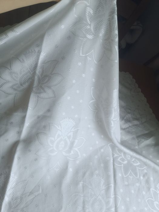 Biały obrus na stół elegancki 155cm na 160cm