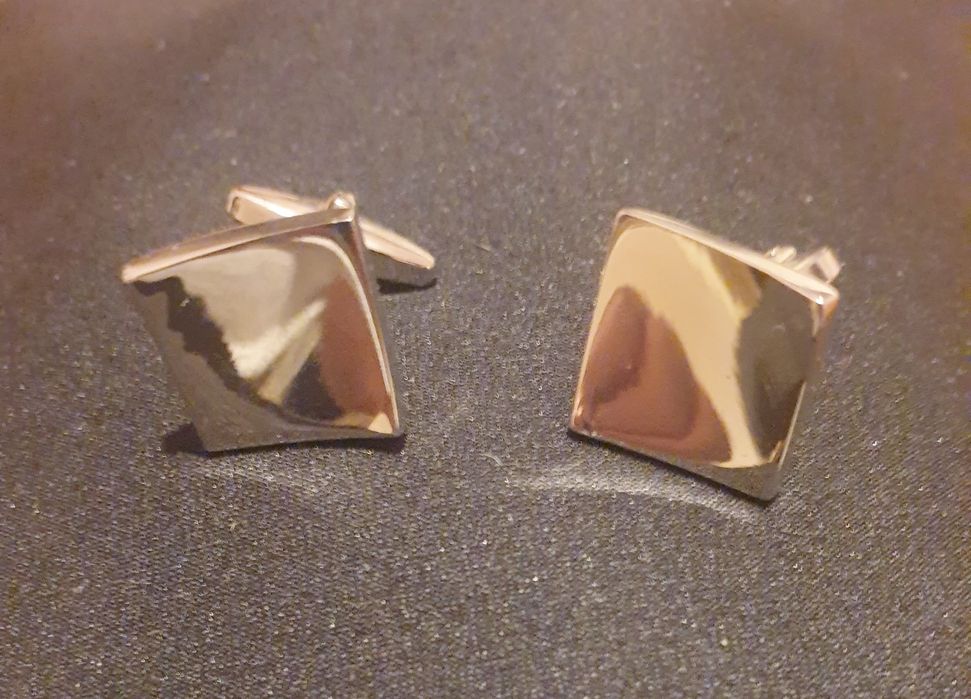 Botões de punho prateados