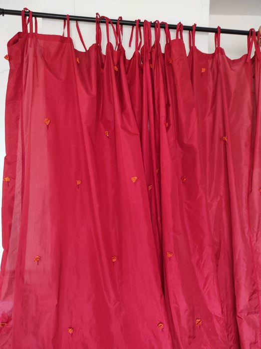 Cortinados pretos, brancos e vermelhos