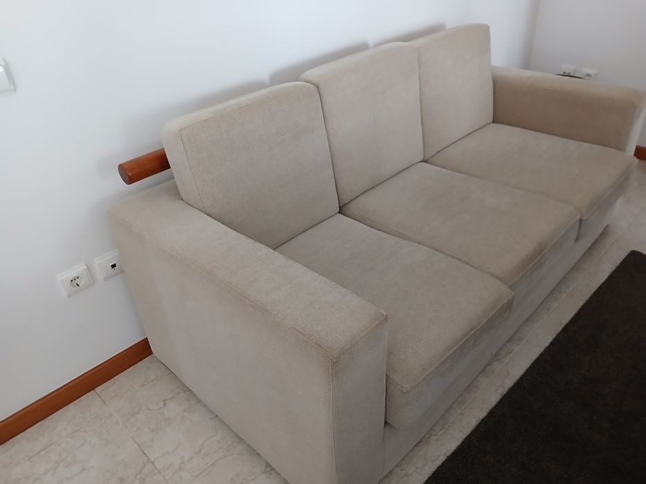 Sofá beje 3 lugares