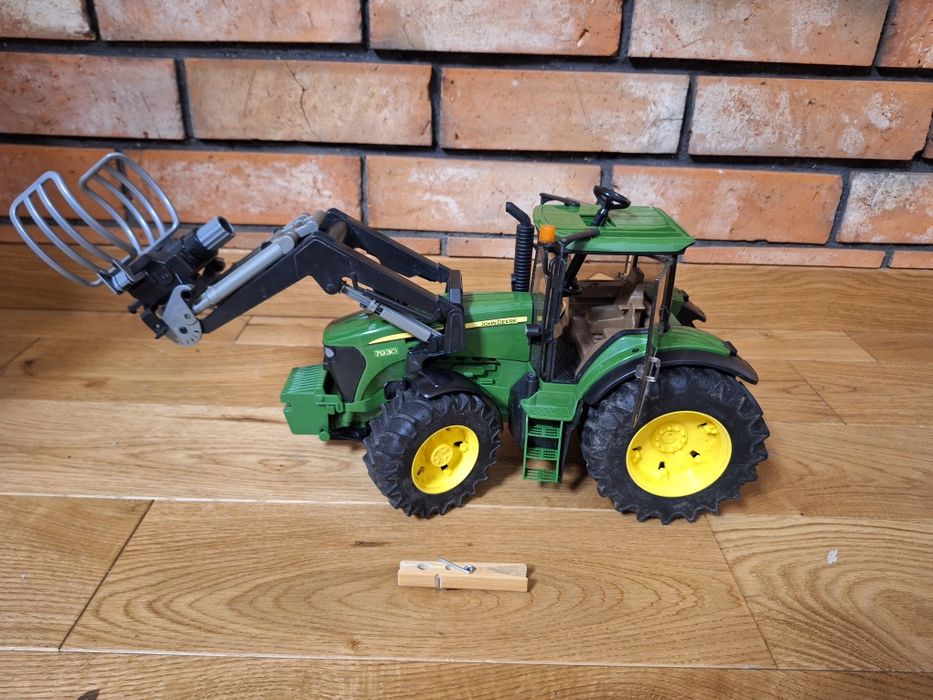 Bruder traktor john deere 7930 z ładowaczem do bałd