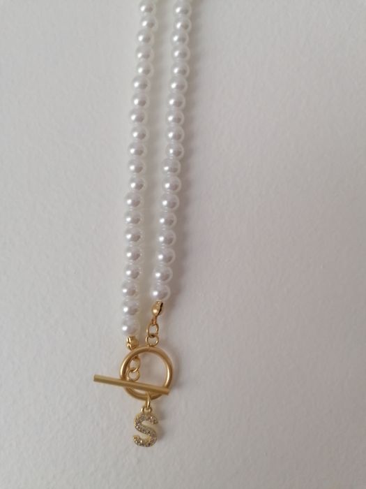 Colar pérolas com letra S