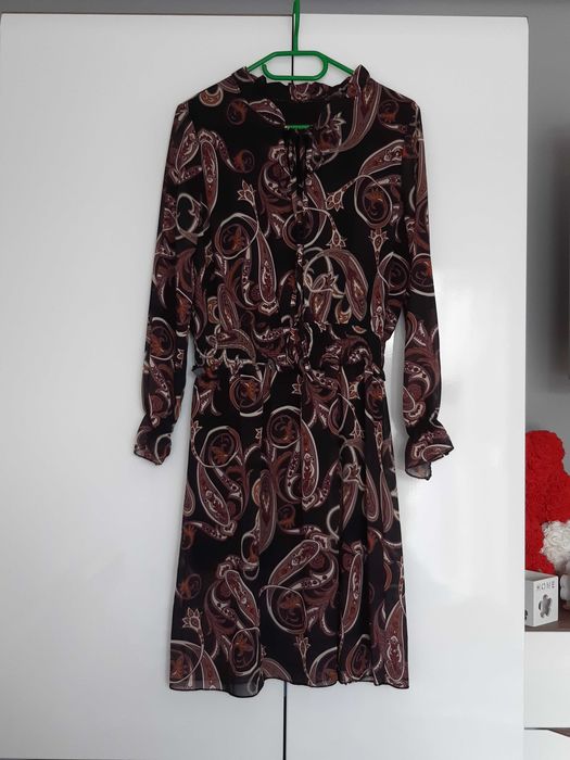 Czarna sukienka w brązowe wzory