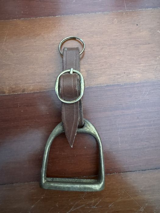 Porta chaves estribo em metal