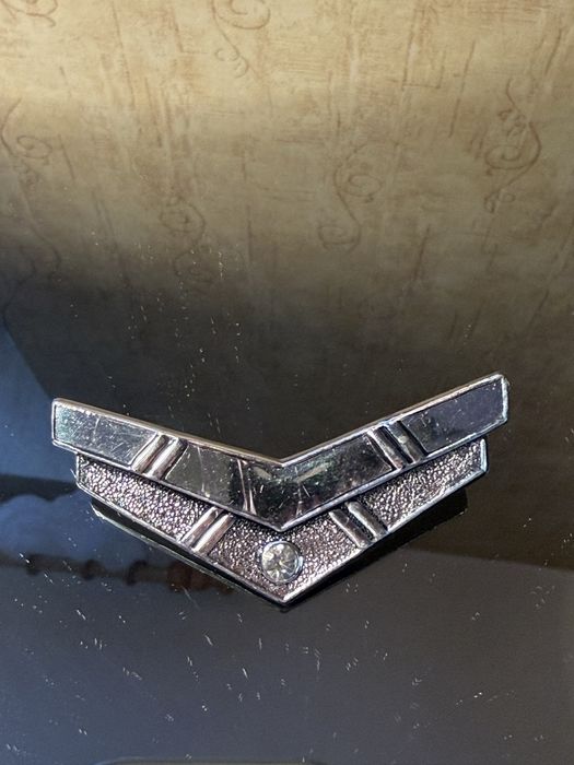 Broszka w kolorze srebrnym | Długość 6 cm | Klasyczna