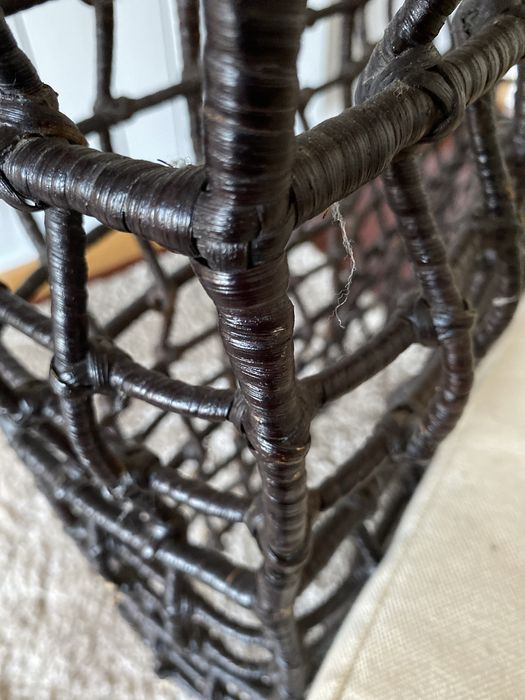 Cadeirão de ferro revestido com planta seca