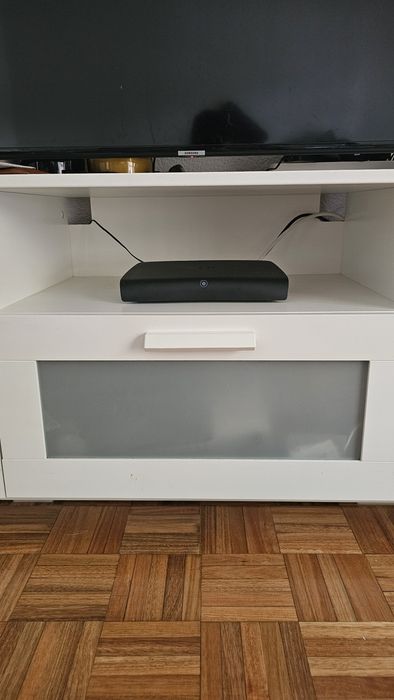 Movel de TV branco com gavetas