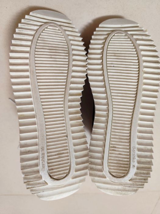 Sapatilhas pretas  com sola plataforma - Bershka (T. 35)