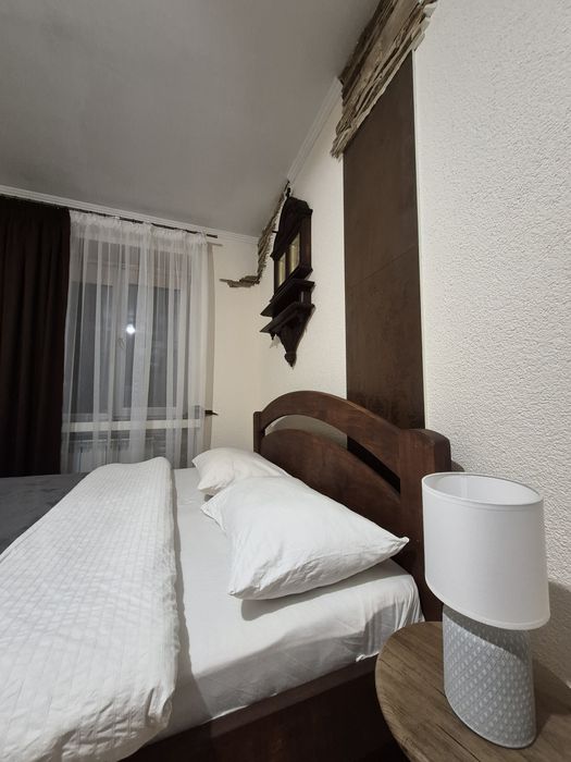 Три та чотирикімнатніі квартири різні райони, 8 спальн місць від 1500