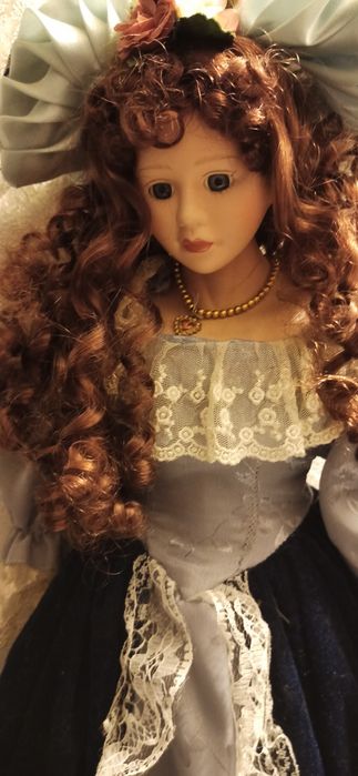 Boneca de porcelana antiga