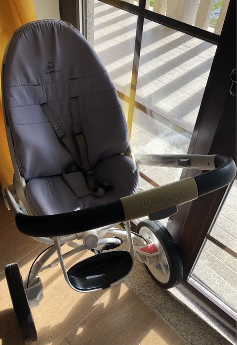 Carrinho Quinny com algumas marcas de uso