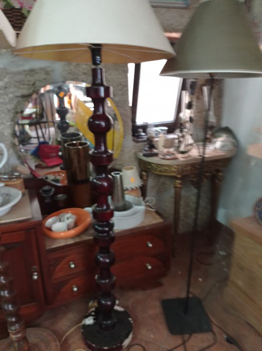 Candeeiros de pé com abajur em tecido.