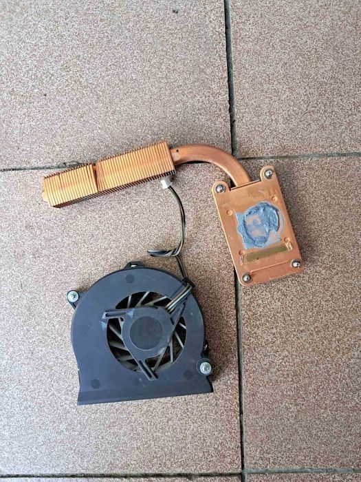 Кулер вентилятор з радіаториом для ноутбука.