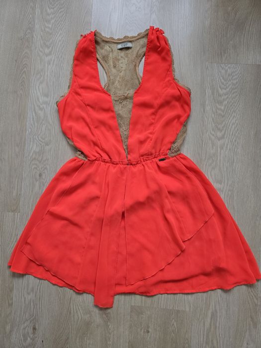 Czerwona Guess - sukienka na każdą okazję