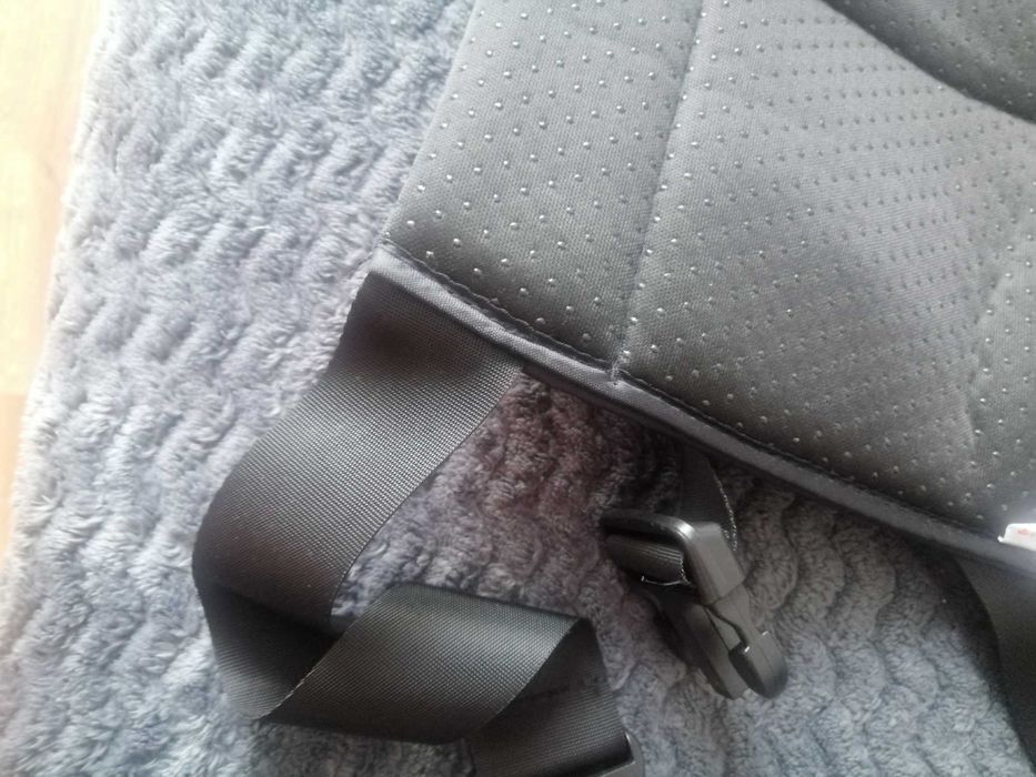 Adapter do pasów w samochodzie