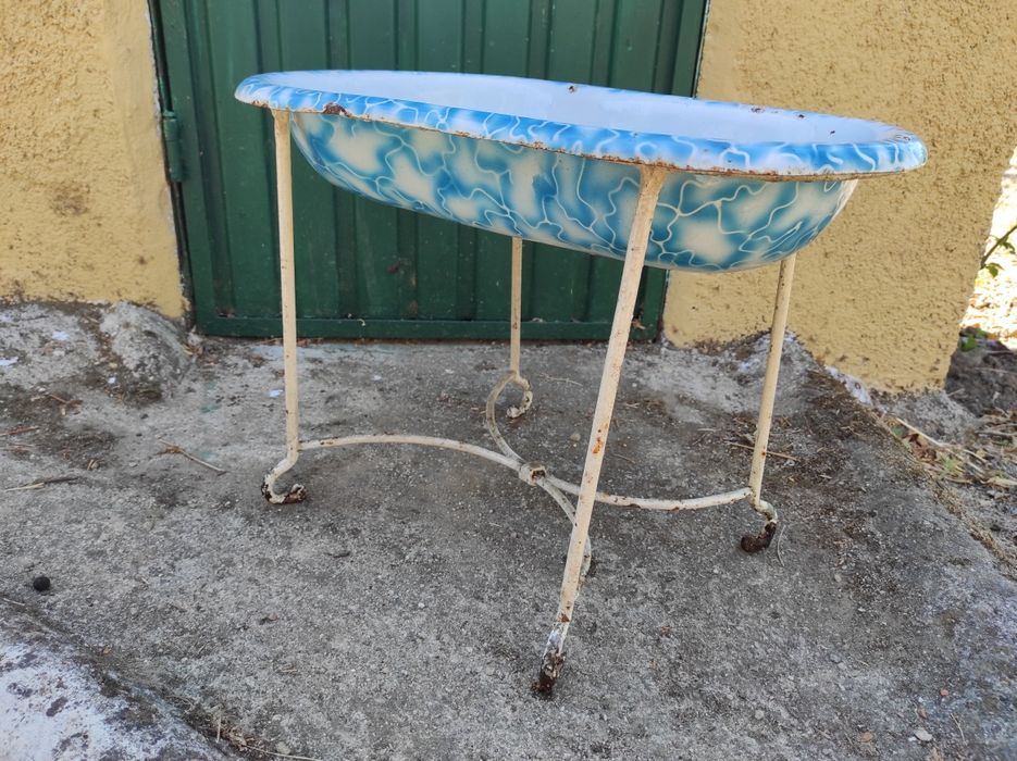 Bidé em esmalte com suporte em ferro