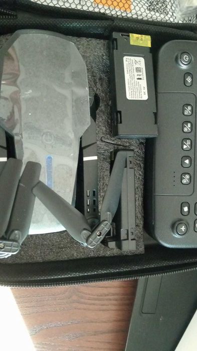 Drone E88 Pro – NOVO LACRADO – Comando COM ECRÃ + 2 Baterias
