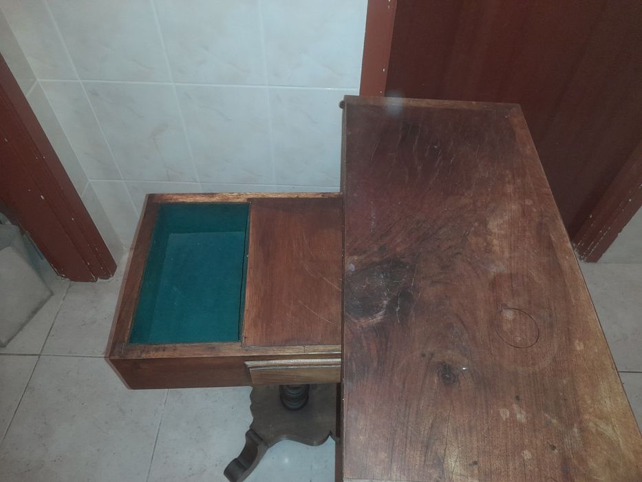 Mesa de jogo antiga em madeira
