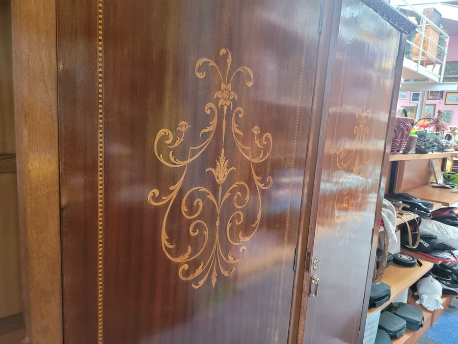 Roupeiro antigo em muito bom estado geral