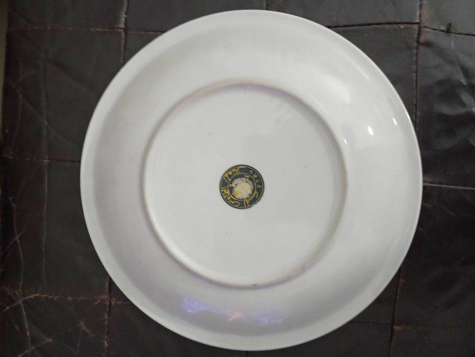 Prato de louça com pintura oriental